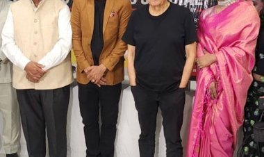 फिल्म निर्देशक महेश भट्ट ने नाटक '7:40 की लेडीज स्पेशल' का पोस्टर किया लॉन्च